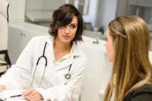 Persona recibiendo atención en una clínica comunitaria en Estados Unidos