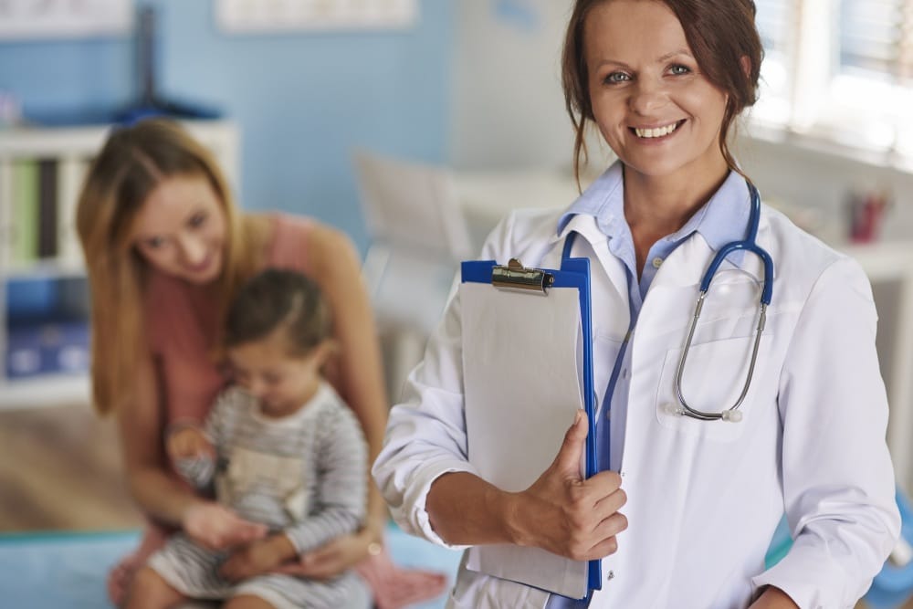 Persona revisando sus opciones de seguro médico con ITIN en Estados Unidos