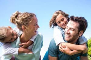 Familia revisando los beneficios de su póliza de seguro de vida