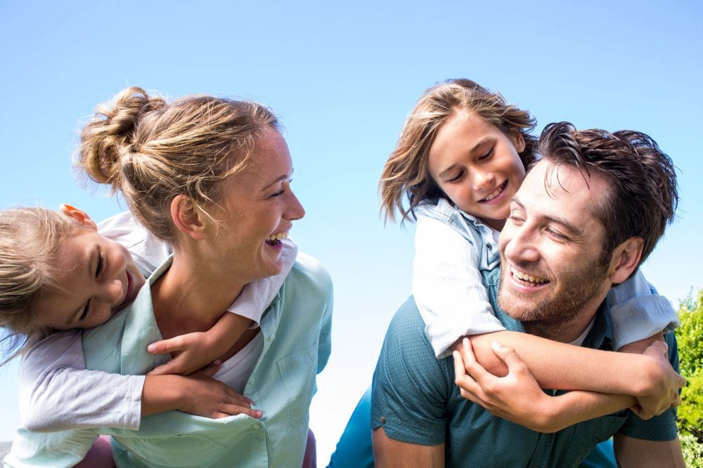 Familia revisando los beneficios de su póliza de seguro de vida