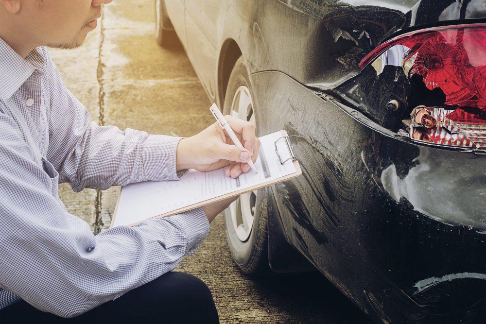 Familia hispana comparando seguros de auto en Florida