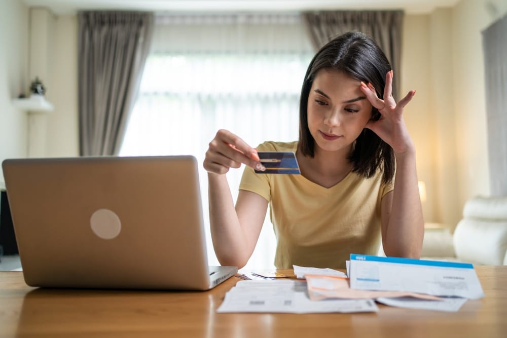 Persona construyendo su historial de crédito en Estados Unidos con una tarjeta bancaria