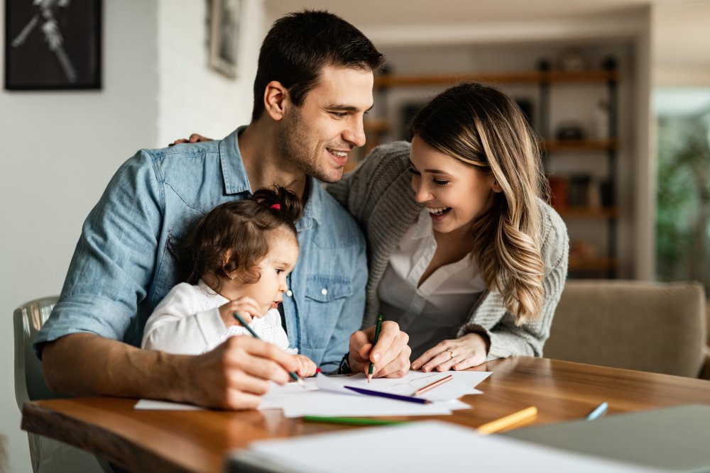 Familia latina multigeneracional sonriendo